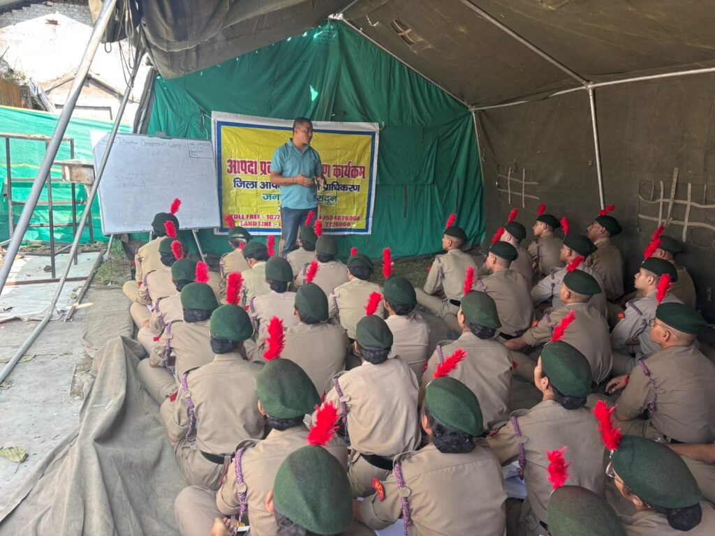 शिविर का आयोजन कर एनसीसी कैडेट्स को आपदा प्रबंधन से सम्बंधित जानकारी दी