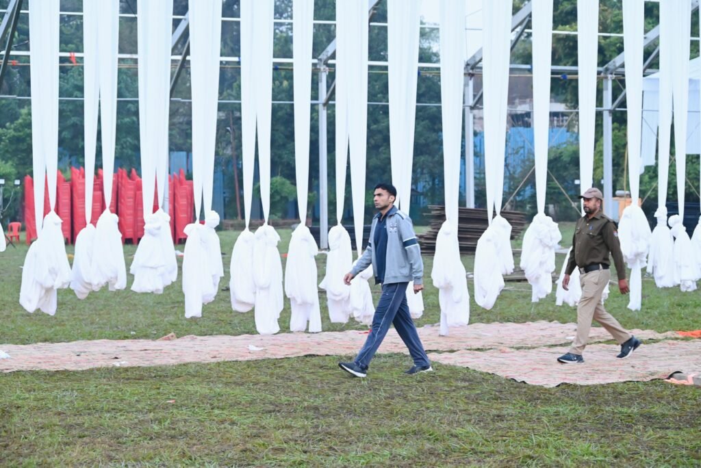 प्रधानमंत्री के कार्यक्रम की तैयारियों का जायजा लेने तड़के 5:30 बजे कार्यक्रम स्थल एफआरआई पहुंचे डीएम सविन बंसल