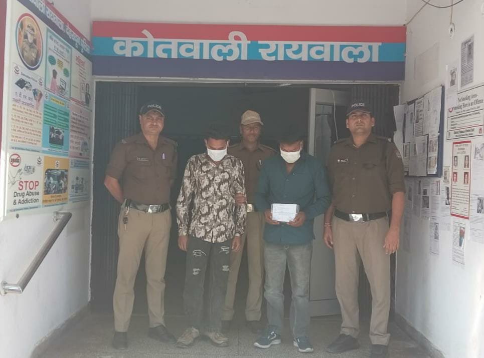 हाथो में चापड़ लेकर वाहन चलाना पड़ा भारी, दून पुलिस में उतारी सारी खुमारी