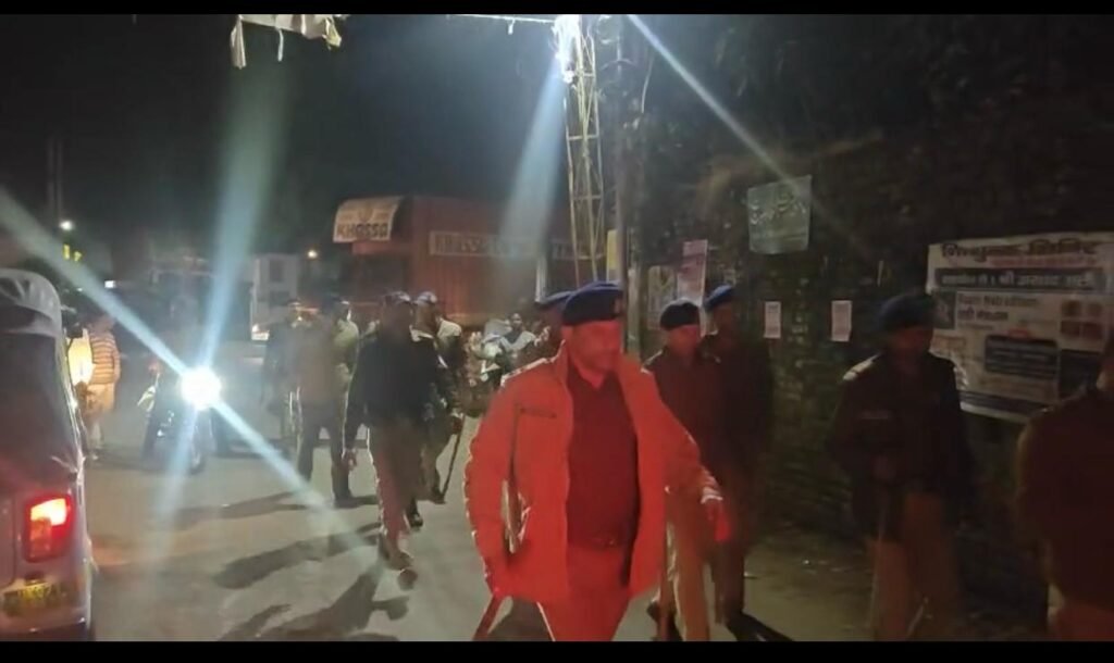 पुलिस ने सेलाकुई इलाके में फ्लैग मार्च किया