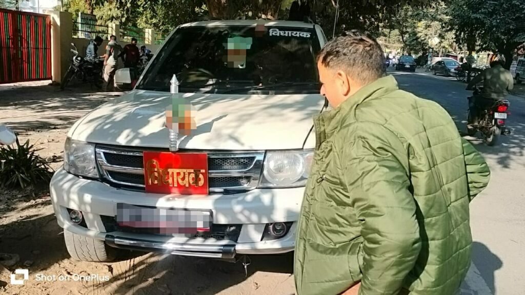 वाहन में लगी वीआईपी पट्टिका, हूटर तथा काली फ़िल्म को हटाते हुए वाहन को किया सीज