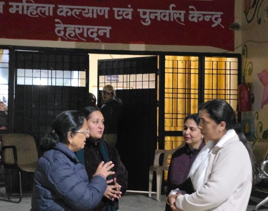 नारी निकेतन में महिला आयोग का औचक निरीक्षण, शीतकालीन सुविधाओं का लिया जायज़ा