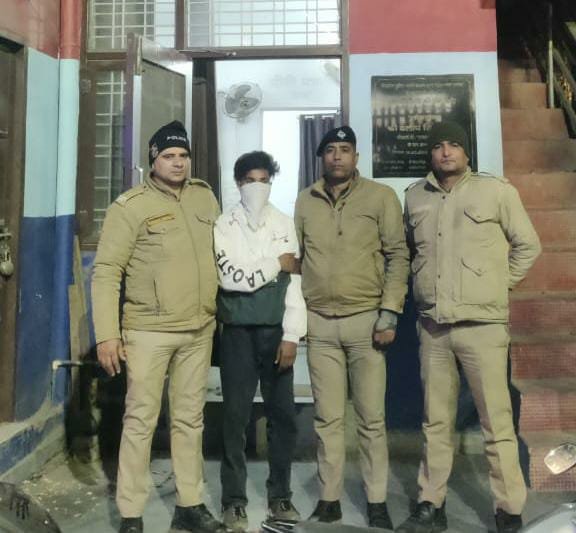 नशे में दीवार पर चढ़कर हंगामा करने वाले अभियुक्त को पुलिस ने लिया हिरासत में