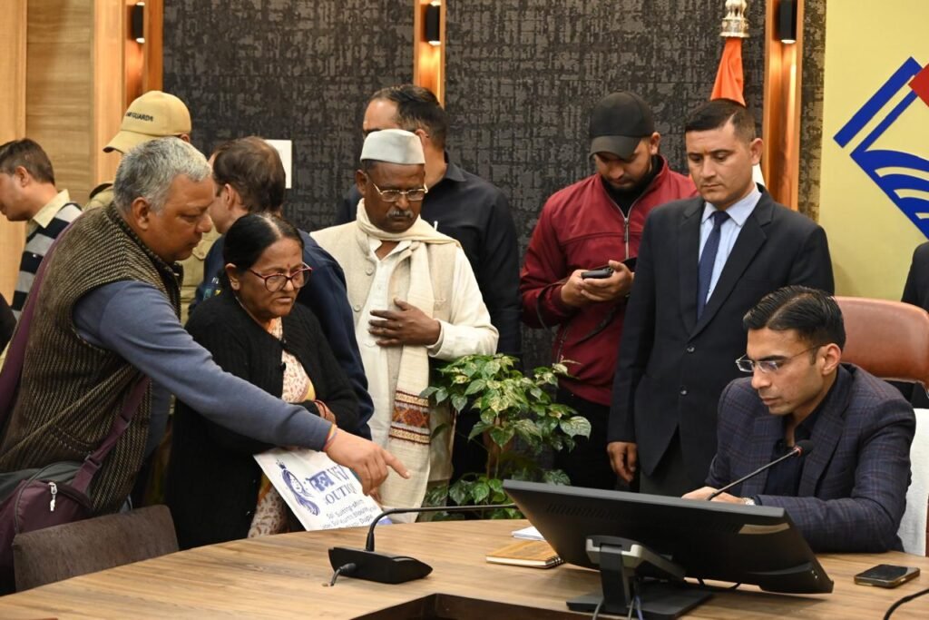 जिलाधिकारी सवीन बंसल के जनता दरबार में पहुंचे भारी संख्या में फरियादी