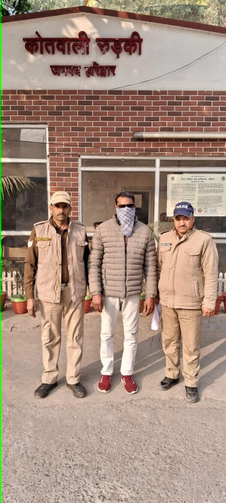 न्यायालय के आदेश पर 01 वारंटी गिरफ्तार