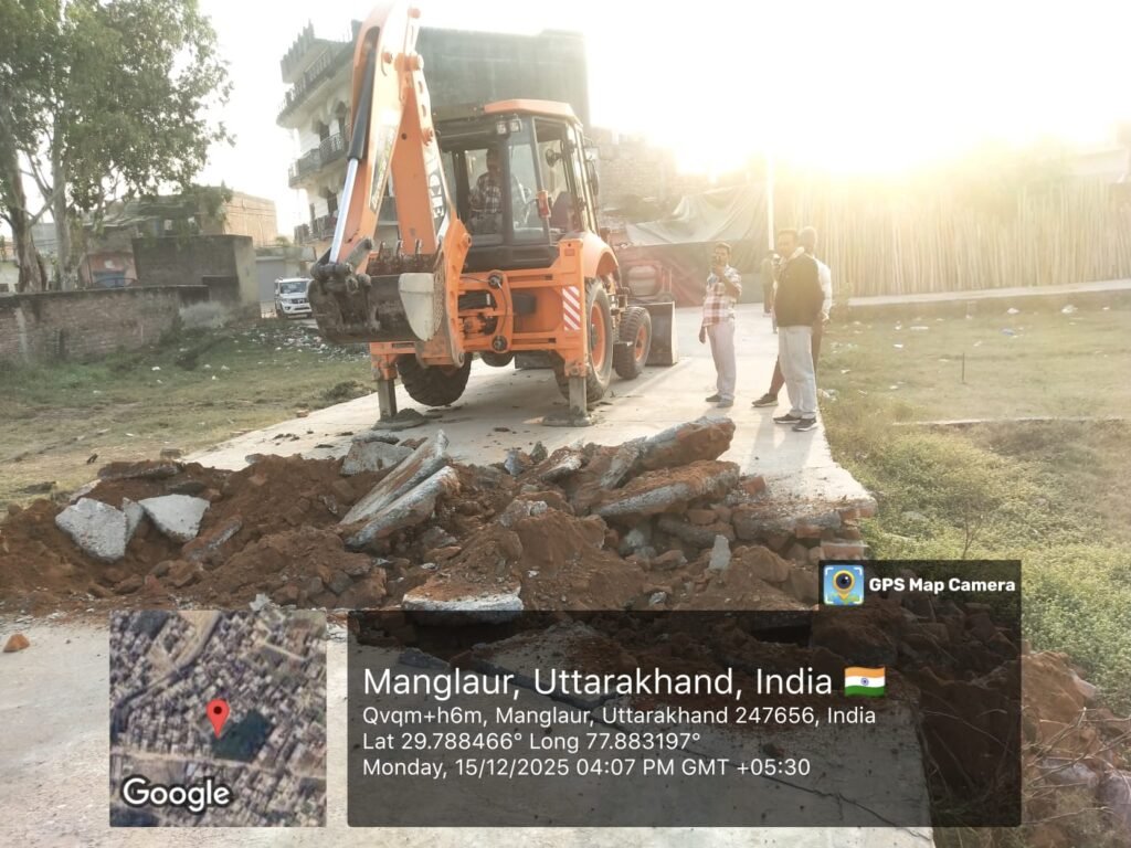 हरिद्वार रुड़की विकास प्राधिकरण की जेसीबी मशीन गर्जी अवैध प्लाटिंगो के ऊपर