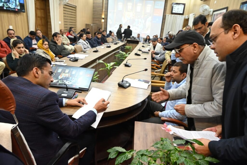 जनता दर्शन में डीएम ने 172 लोगों की सुनी समस्या, कई मामले मौके पर निपटाए