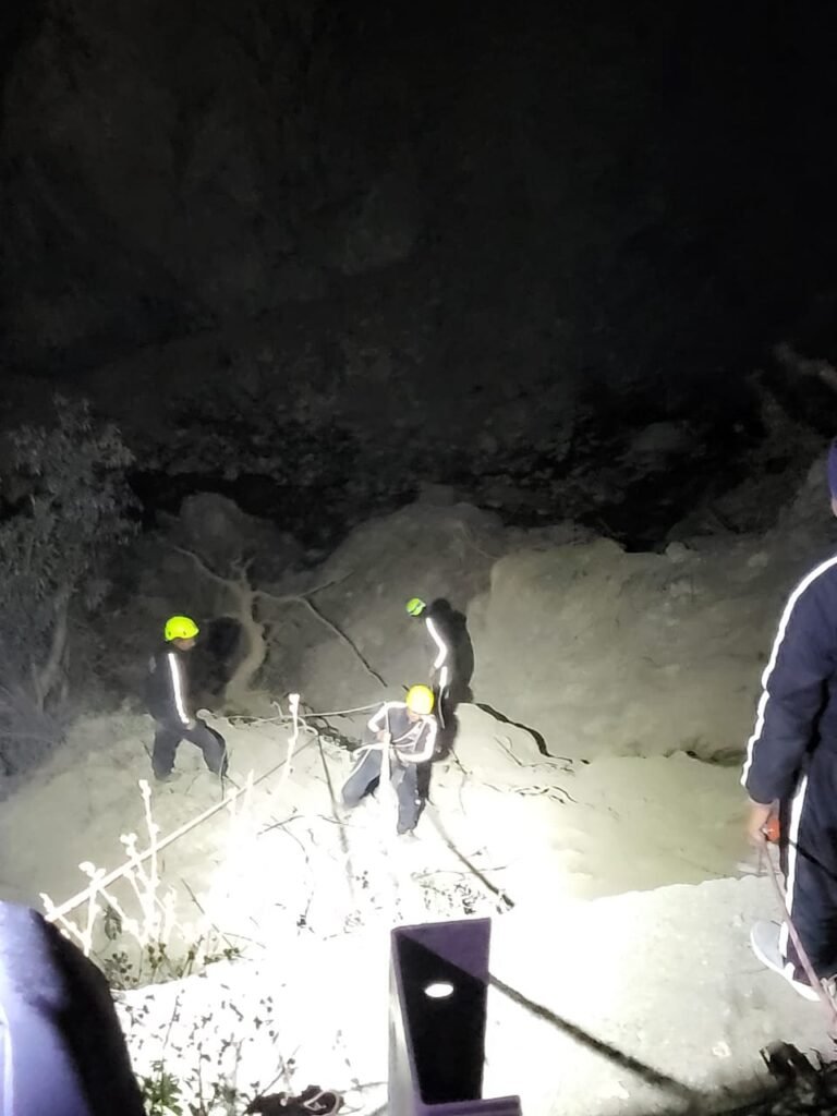 दमकल विभाग पहुंच दुर्घटना स्थल पर