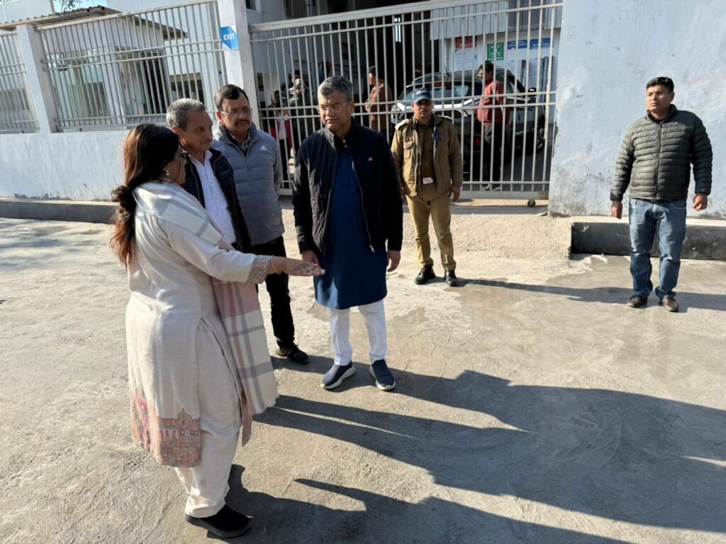 मेयर सौरभ थपलियाल ने नगर आयुक्त नमामी बंसल संग किया नव निर्मित रोड का निरीक्षण