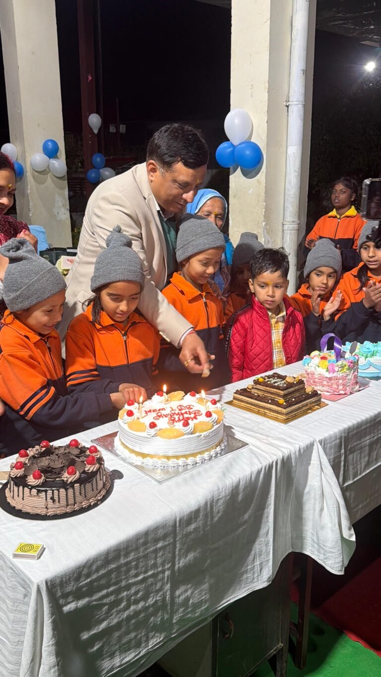 नेताजी सुभाष चंद्र बोस आवासीय बालिका छात्रावास के बच्चों के साथ जन्मदिन मनाने पहुंचे बंशीधर तिवारी