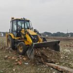 अवैध प्लॉटिंग पर चला बुलडोज़र, 10 बीघा क्षेत्र में ध्वस्तीकरण