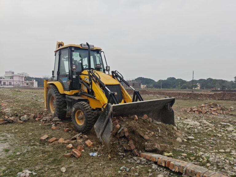 अवैध प्लॉटिंग पर चला बुलडोज़र, 10 बीघा क्षेत्र में ध्वस्तीकरण